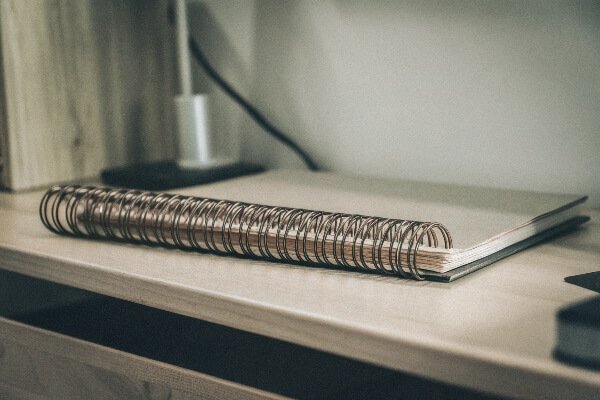a-spiral-binding-metal-wire-o-on-desk